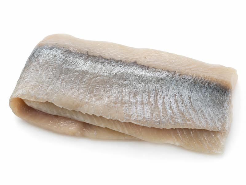 Śledź marynowany – białko 18g, kalorie 190 kcal, węglowodany i tłuszcz na 100g | zdrowe odżywianie
